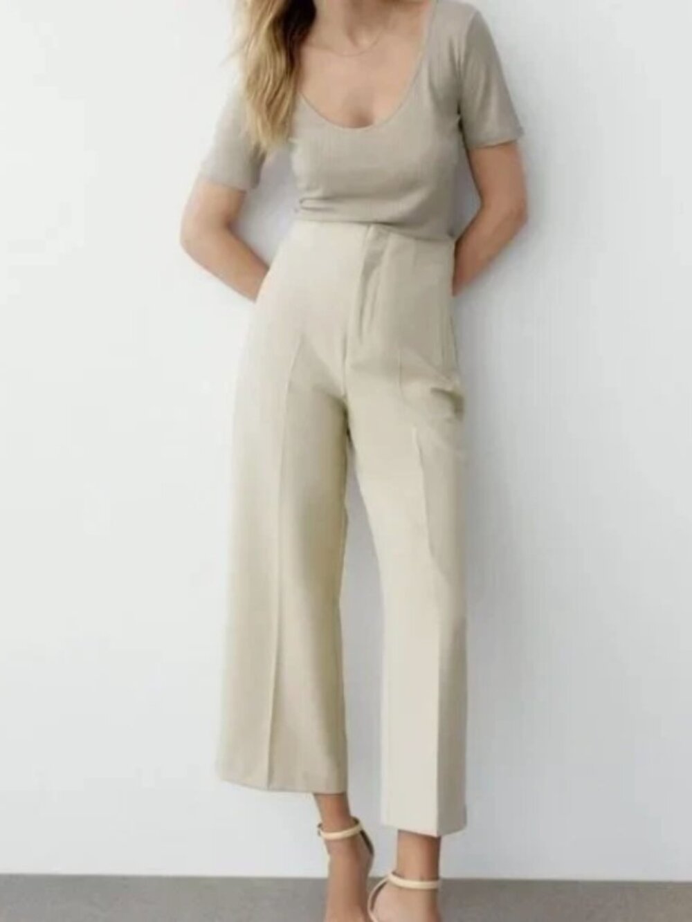 Light Beige Zara Cropped Trouser Size Small